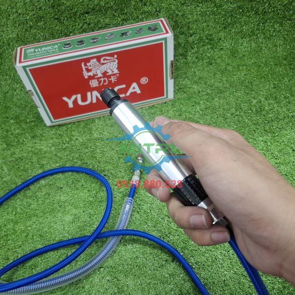 Nhân viên cầm máy mài khuôn hơi Yunica YG-6