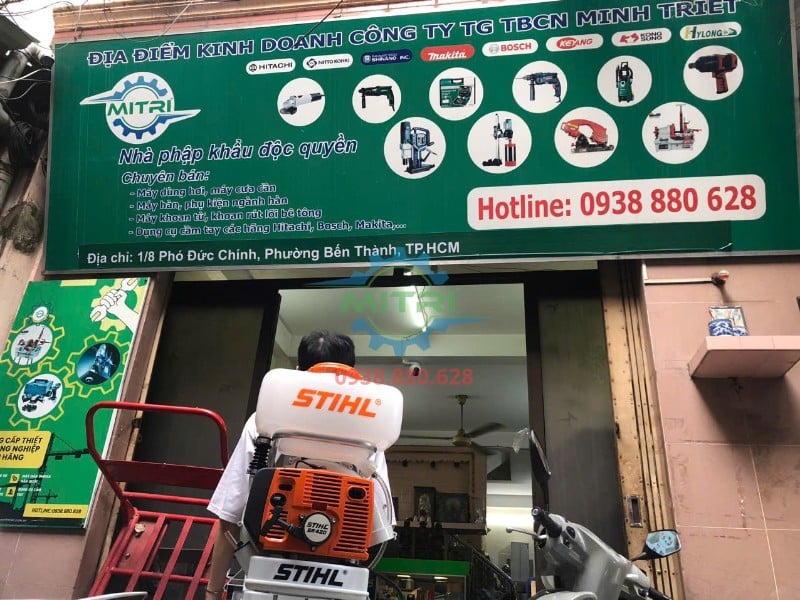 Nhân viên đeo máy phun thuốc STIHL SR-420