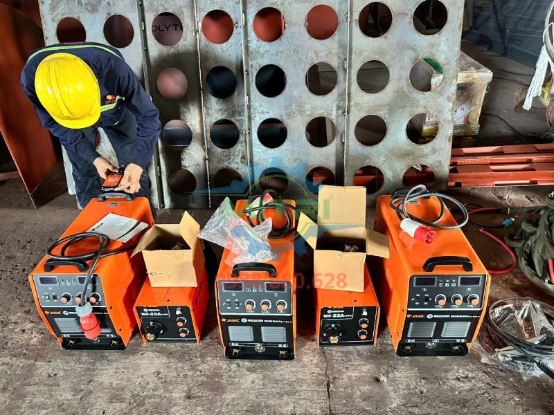 Nhân viên đứng cạnh máy hàn Jasic NB-350E cho thấy kích thước thực tế