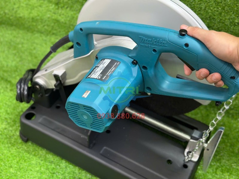 Nhân viên giới thiệu máy cắt sắt Makita M2401B
