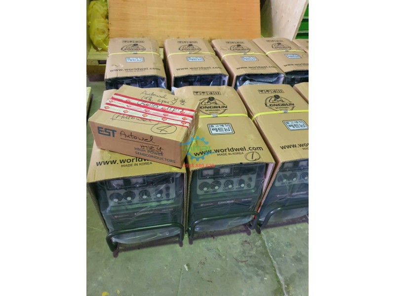 Nhân viên Minh Triết bốc xếp Bộ giải nhiệt 350WC giao khách Nhân viên Minh Triết bốc xếp Bộ giải nhiệt 350WC giao khách