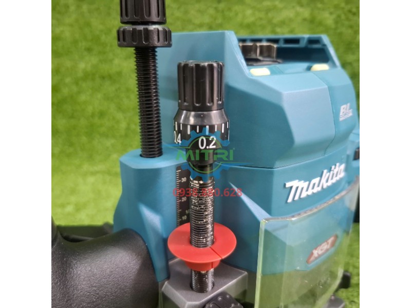 Núm vặn chỉnh tốc độ và các nút chức năng trên máy phay Makita RP001GZ