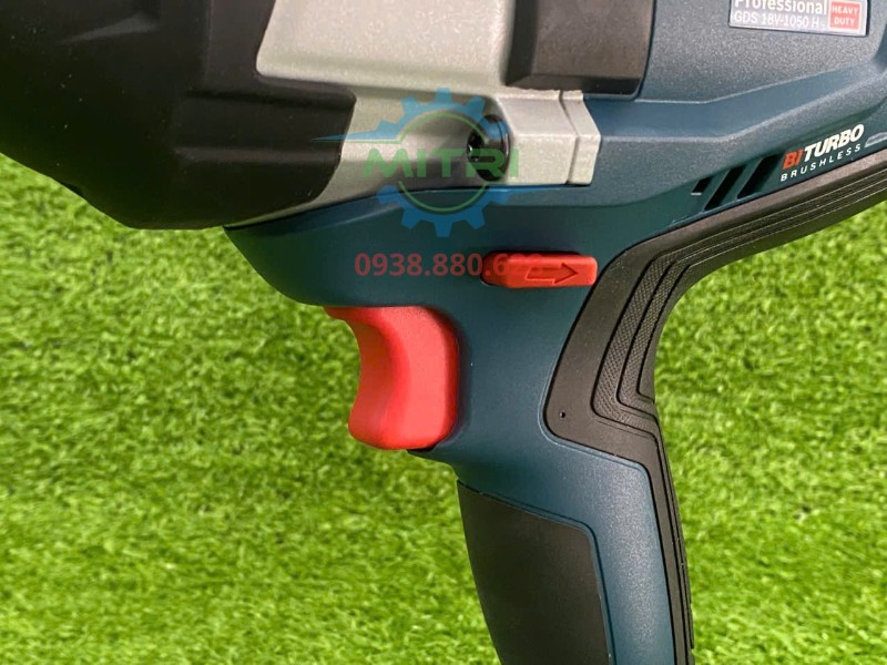 Nút đảo chiều Bosch GDS 18V-1050H hỗ trợ siết và tháo bu lông nhanh
