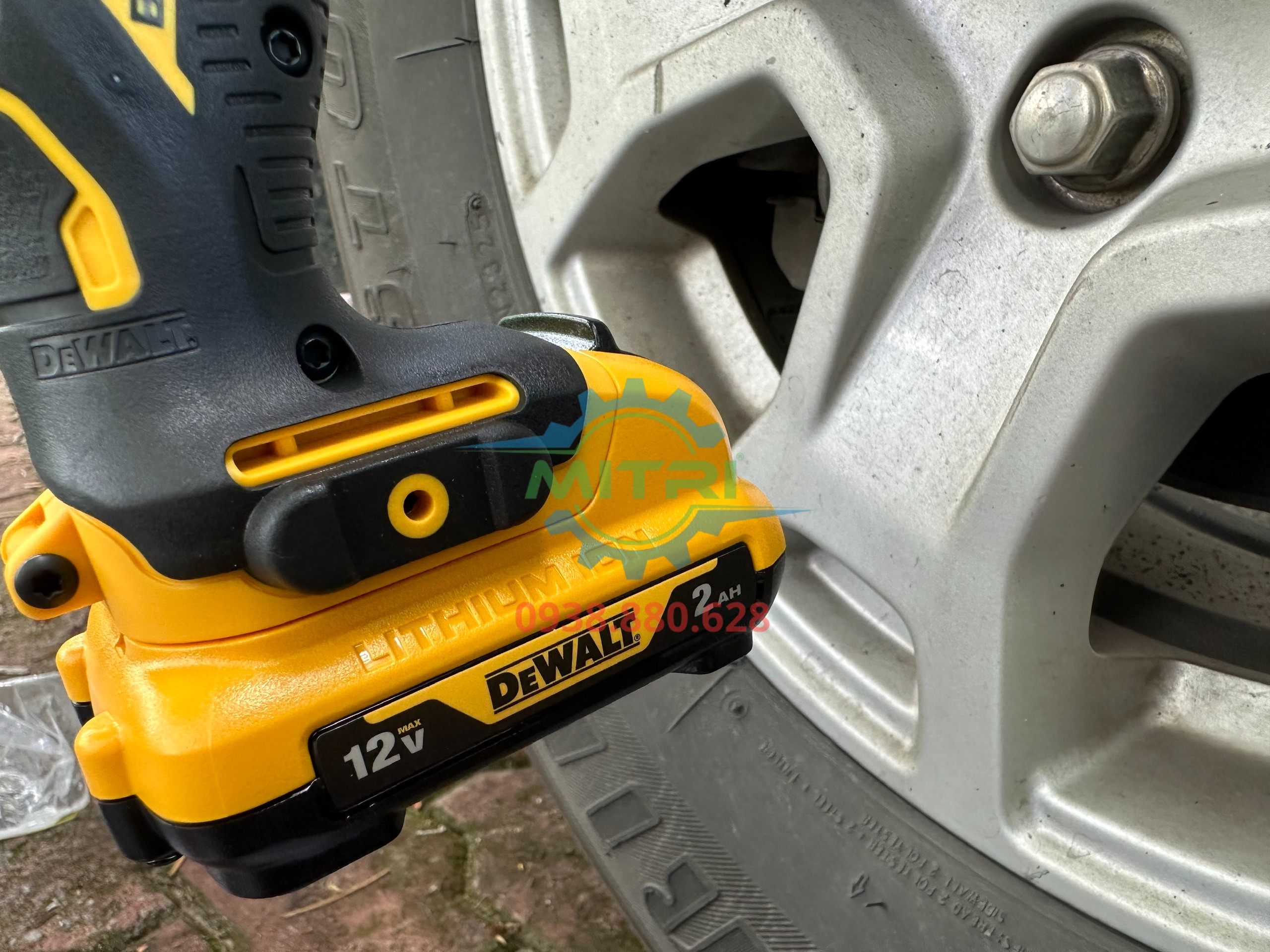 Pin 12V Max 2Ah trên máy siết bulong DeWALT DCF902