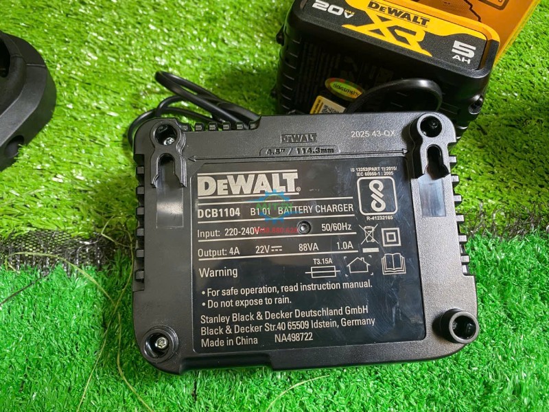 Pin DeWalt 18V 5Ah thứ nhất cho DCM562