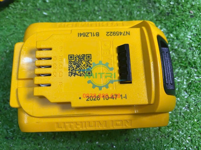 Mặt trên pin DEWALT XR 20V 5Ah trong bộ sản phẩm thực tế