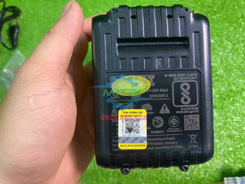 Tem thông số mặt dưới pin DEWALT XR 20V 5Ah