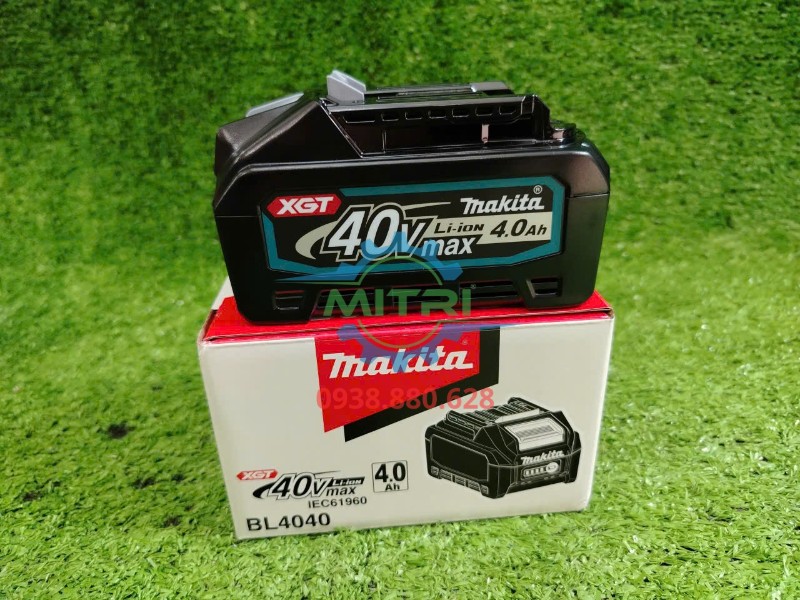 Pin Li-ion Makita BL4040 40Vmax 4.0Ah đặt trên hộp sản phẩm