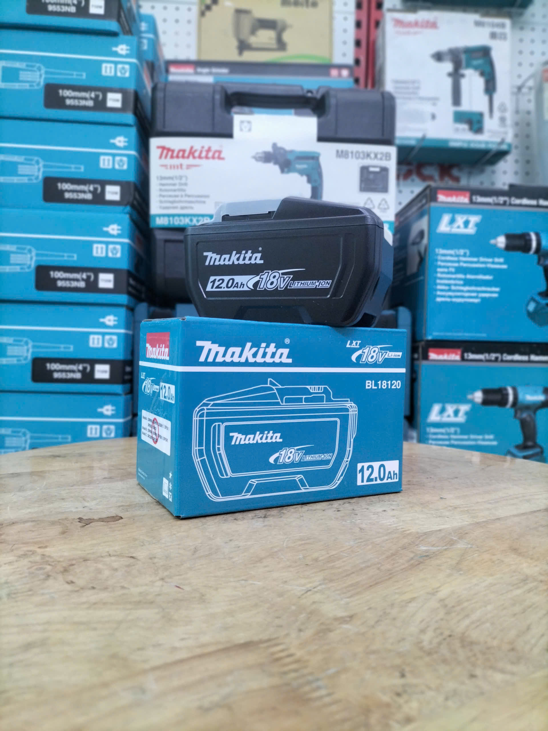 Pin 18V 12Ah Makita 1915J2-8 – Chính hãng – Vỏ bền chịu va đập Pin Makita 18V 12Ah 1915J2-8 chính hãng – vỏ bền chịu va đập, dung lượng lớn