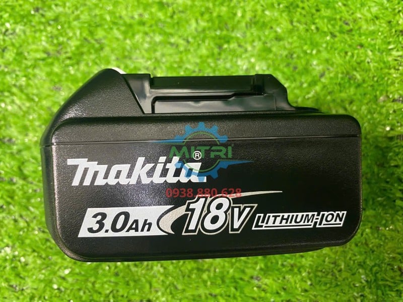 Pin Makita BL1830B 18V 3.0Ah mặt bên trong bộ DHP459Z