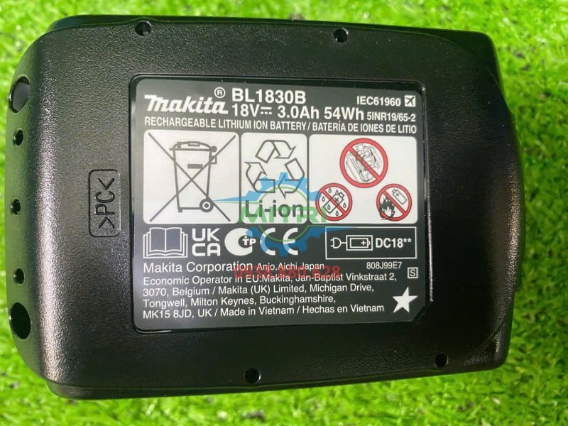 Tem thông số mặt dưới pin Makita BL1830B 18V 3.0Ah