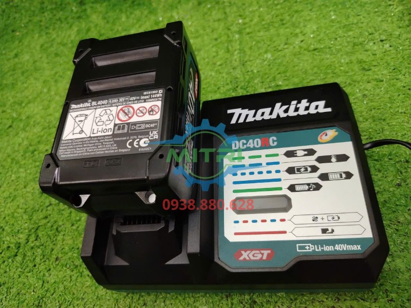 Pin Makita BL4040 lắp trên sạc DC40RC nhìn góc nghiêng