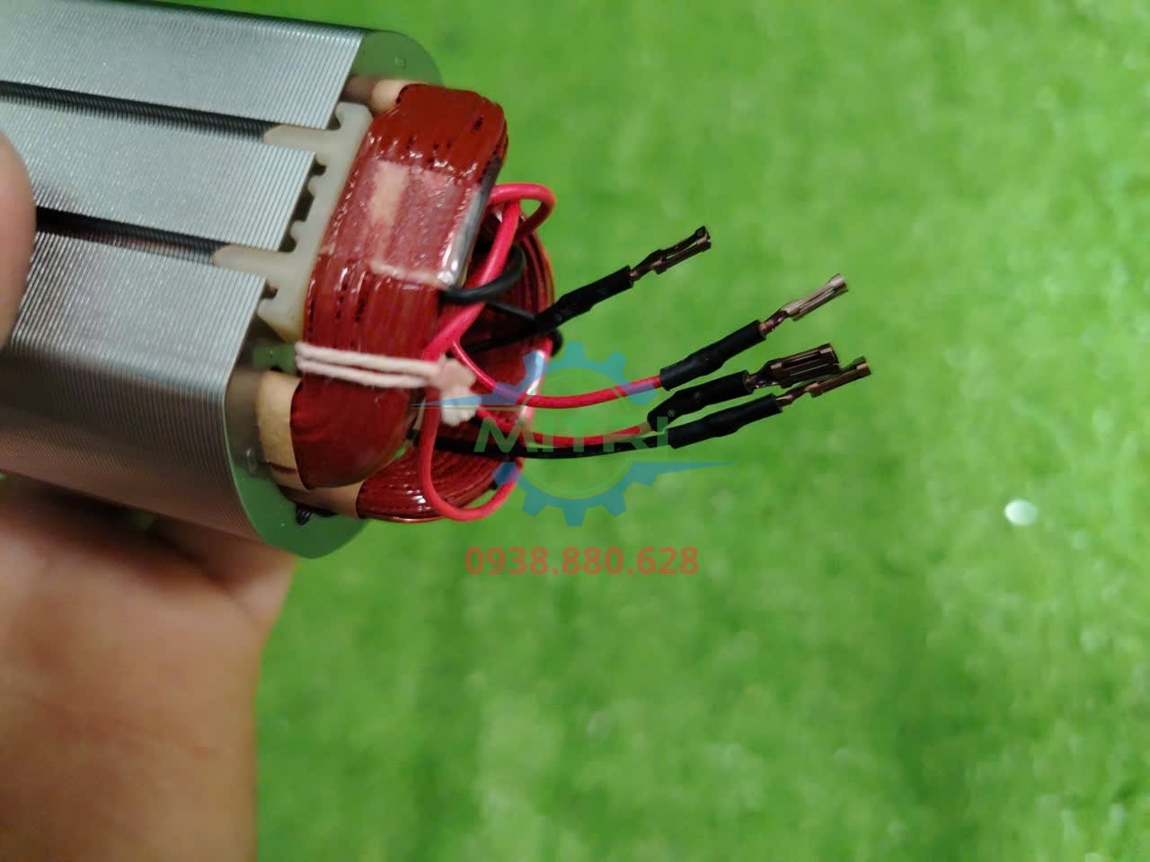 Đầu dây kết nối stator máy mài Makita 9553NB 621713-6 cần kiểm tra trước khi lắp