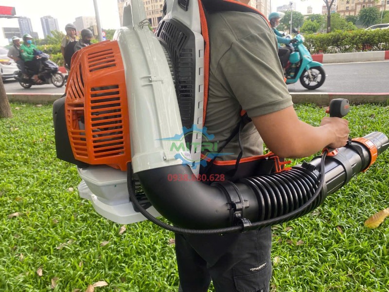 Stihl BR800 đeo lưng thực tế khi vận hành ngoài trời