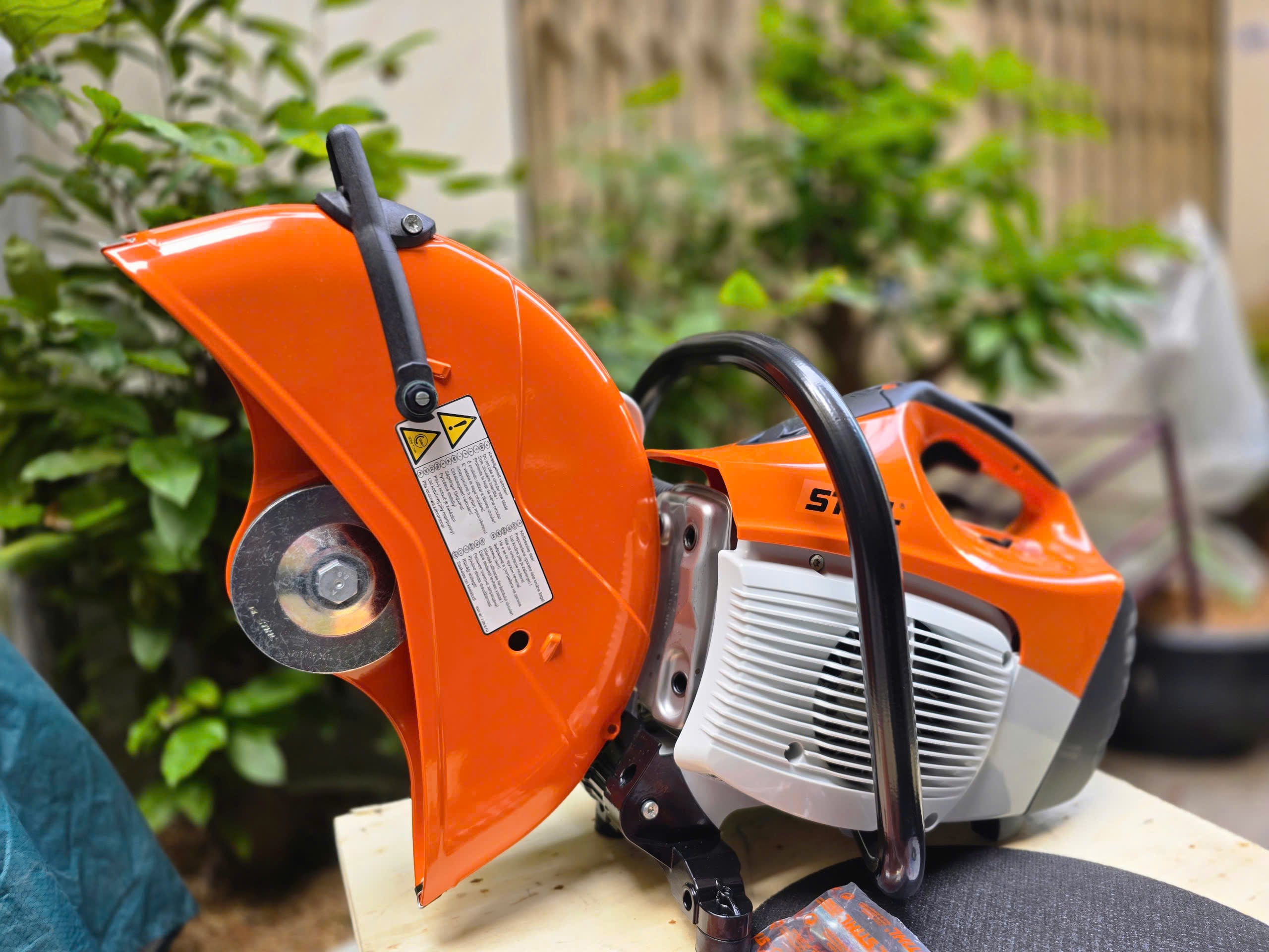 Hình ảnh thực tế máy cắt bê tông STIHL TS420 tại công trường