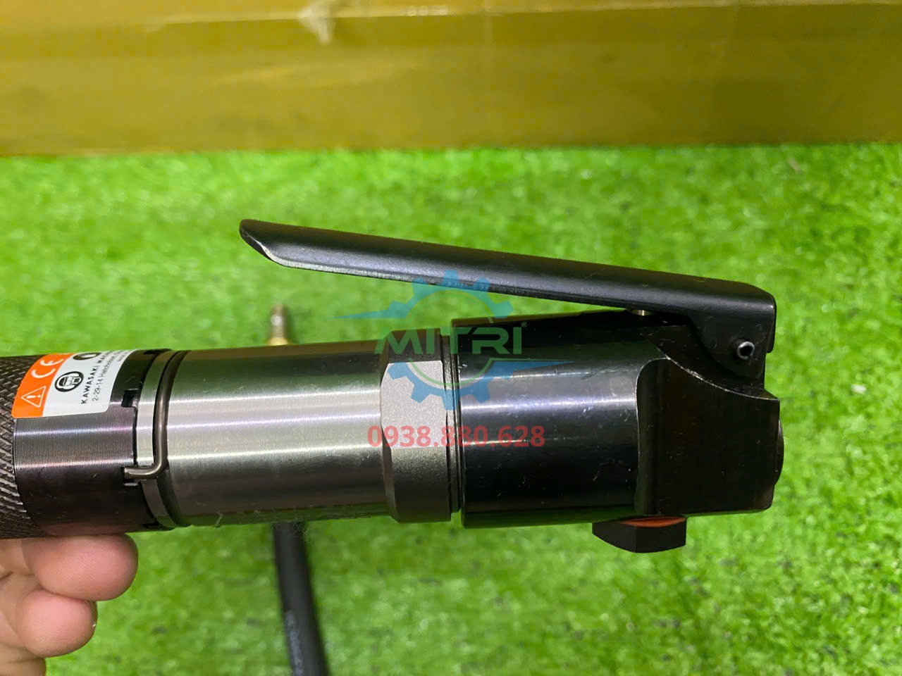 Súng gõ rỉ khí nén cầm tay Kawasaki KPT-F1J-V2 dùng trong bảo trì công nghiệp