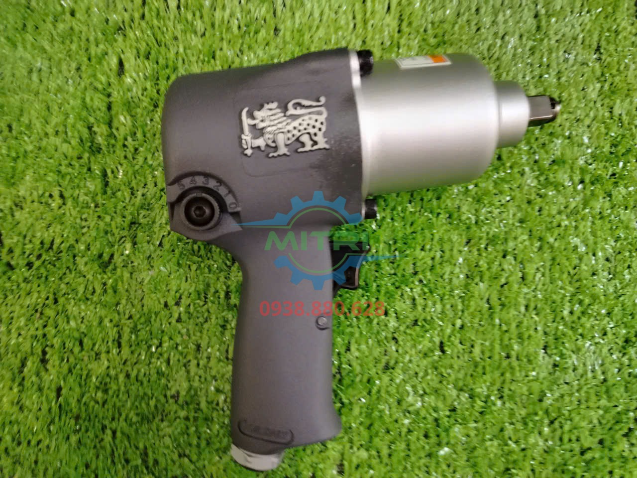Súng vặn ốc 2 búa Yunica YW-988 dùng trong môi trường sửa chữa chuyên nghiệp