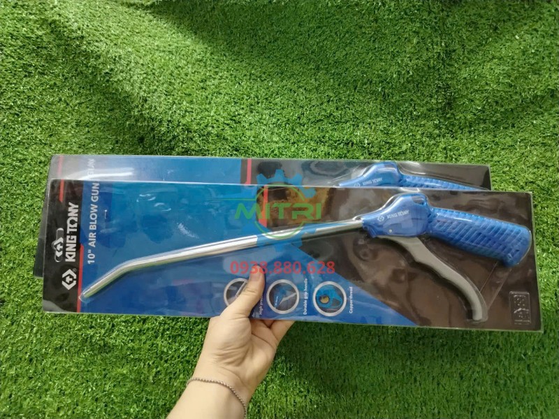 Hai súng xịt bụi Kingtony 79900-10 cầm trên tay để tham khảo kích thước