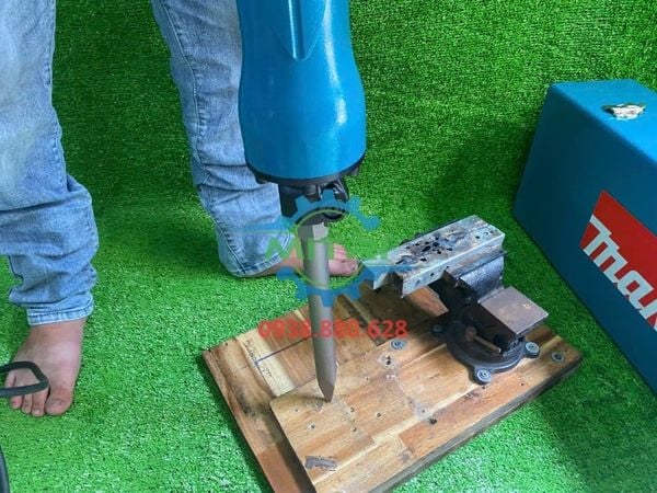 áy đục bê tông Makita HM1306 30mm 1510W tại Minh Triết