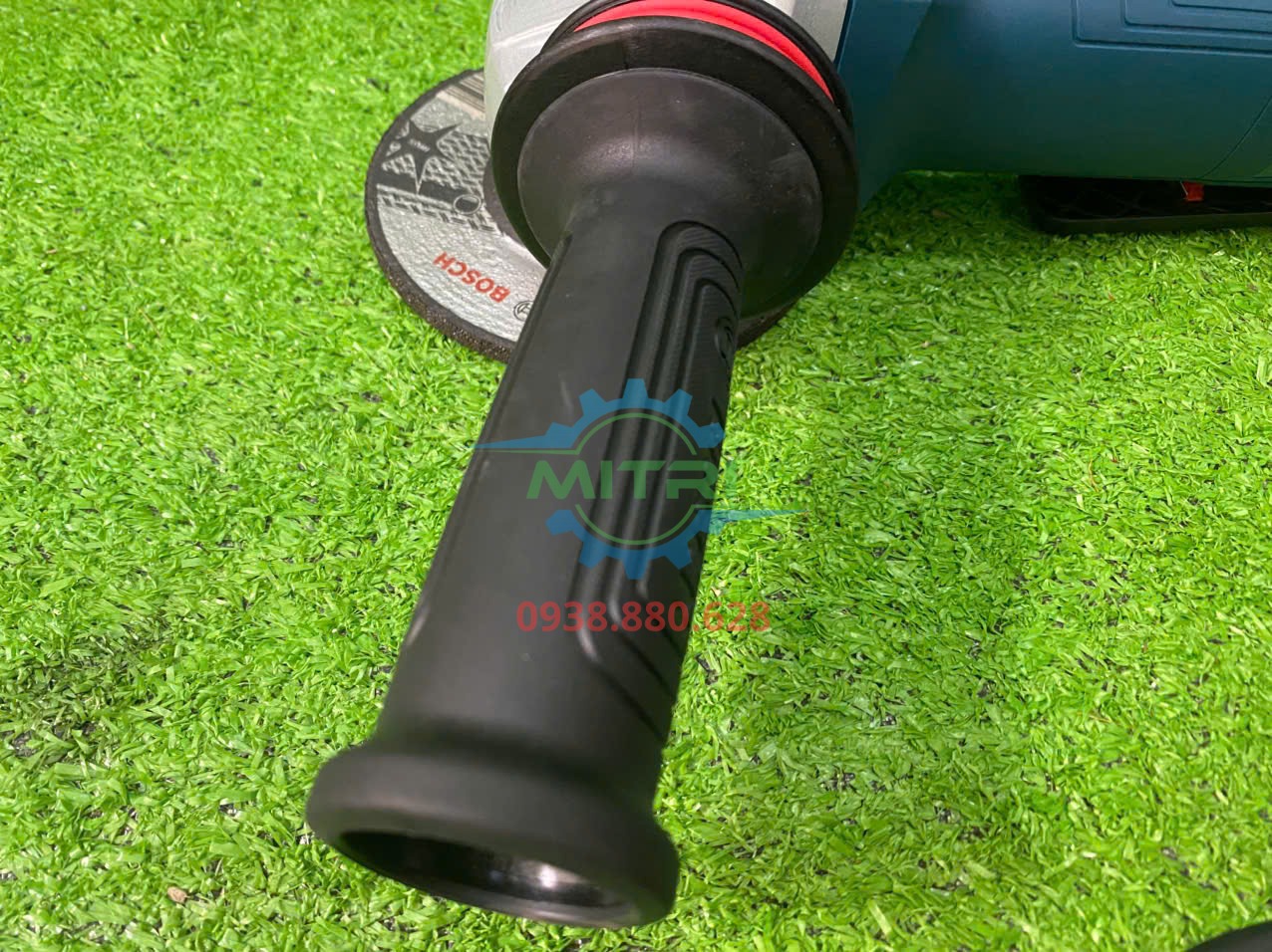 Tay cầm phụ chống rung Bosch GWS 12-125 P giúp kiểm soát máy khi cắt mài