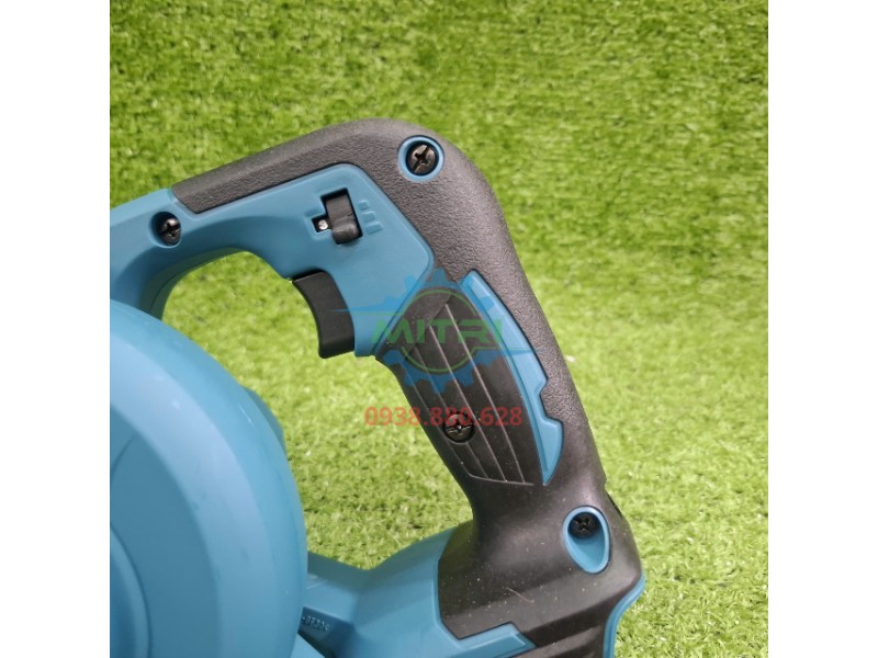 Tay cầm cò bấm máy thổi Makita DUB185RT dễ thao tác