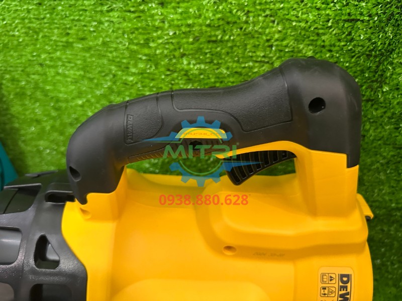 Cận cảnh tay cầm và cò điều tốc máy thổi lá DeWalt DCM562
