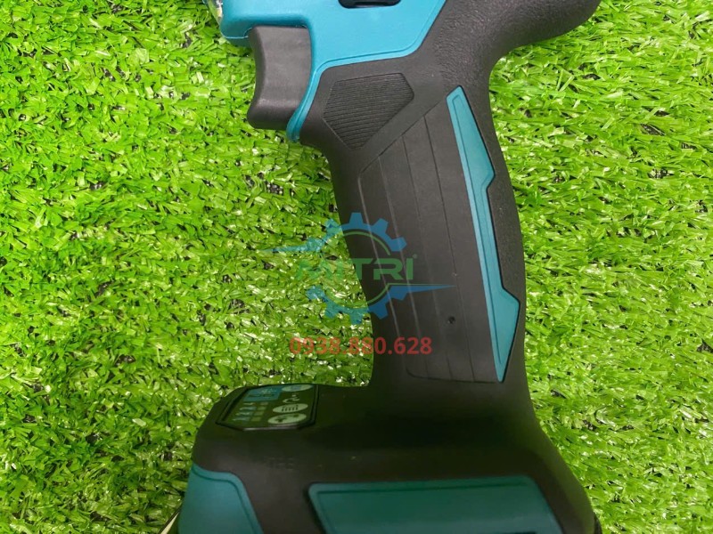 Tay cầm máy siết bu lông Makita DTW300Z chắc chắn dễ thao tác