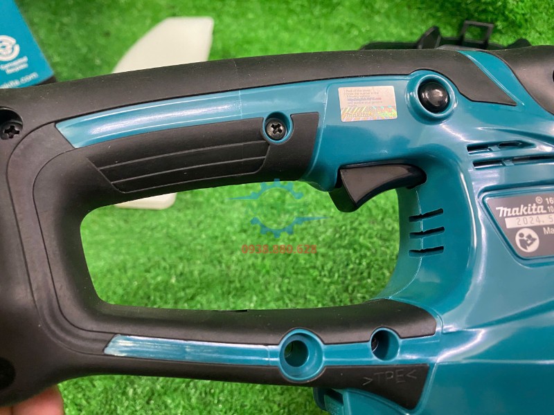 Tay cầm Makita UM600DZ dễ thao tác khi cắt tỉa sân vườn