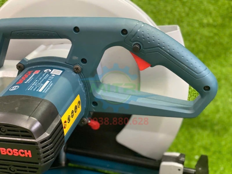 Tay cầm máy cắt sắt Bosch GCO 14-24 chắc chắn dễ thao tác