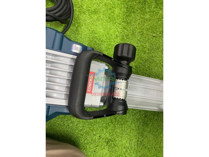 Tay cầm máy đục Bosch GSH 16-30 chắc chắn khi thi công