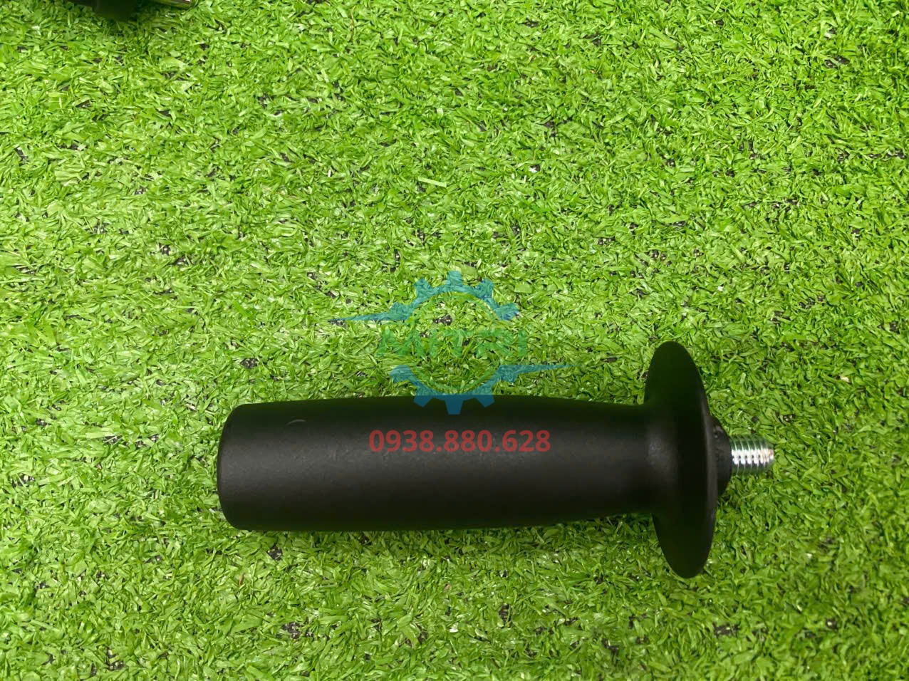 Tay cầm phụ máy mài góc Bosch GWS 7-100T hỗ trợ kiểm soát máy khi cắt mài