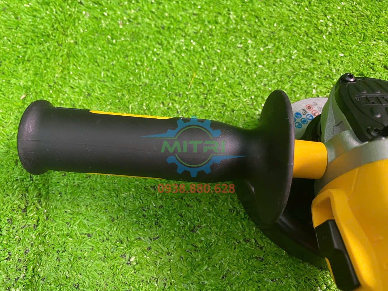 Tay cầm phụ Dewalt DCG405N-KR hỗ trợ kiểm soát máy khi mài và cắt