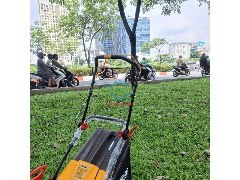 Tay đẩy và tay cầm máy cắt cỏ Ingco GLM196202 tự hành