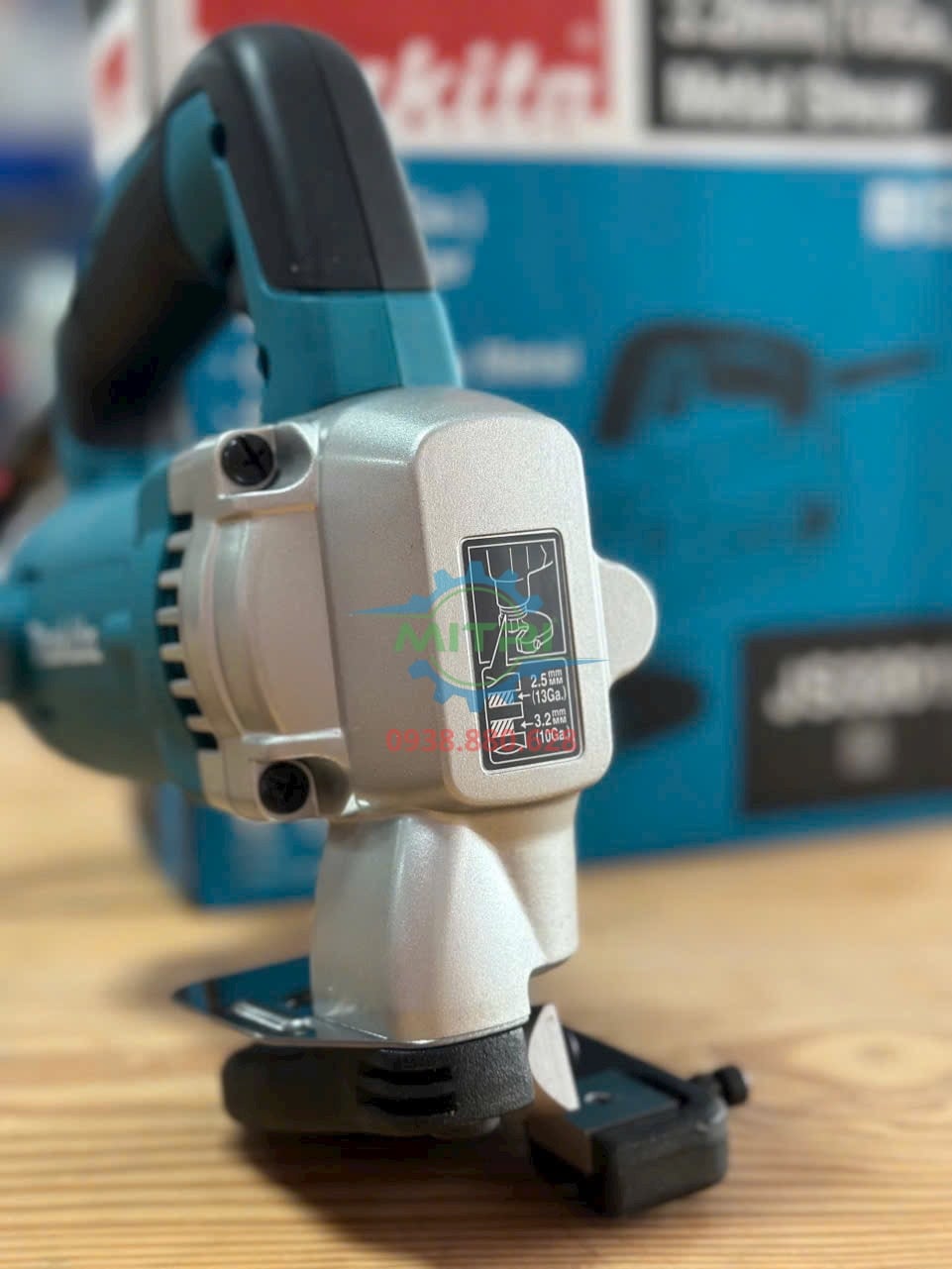 Tem khả năng cắt 2.5mm và 3.2mm trên máy cắt tôn Makita JS3201