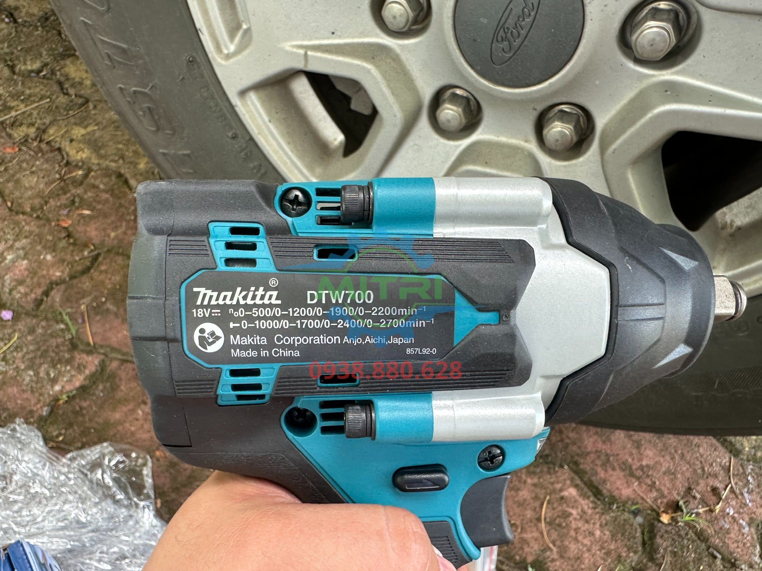 Tem model DTW700 trên thân máy siết bu lông Makita