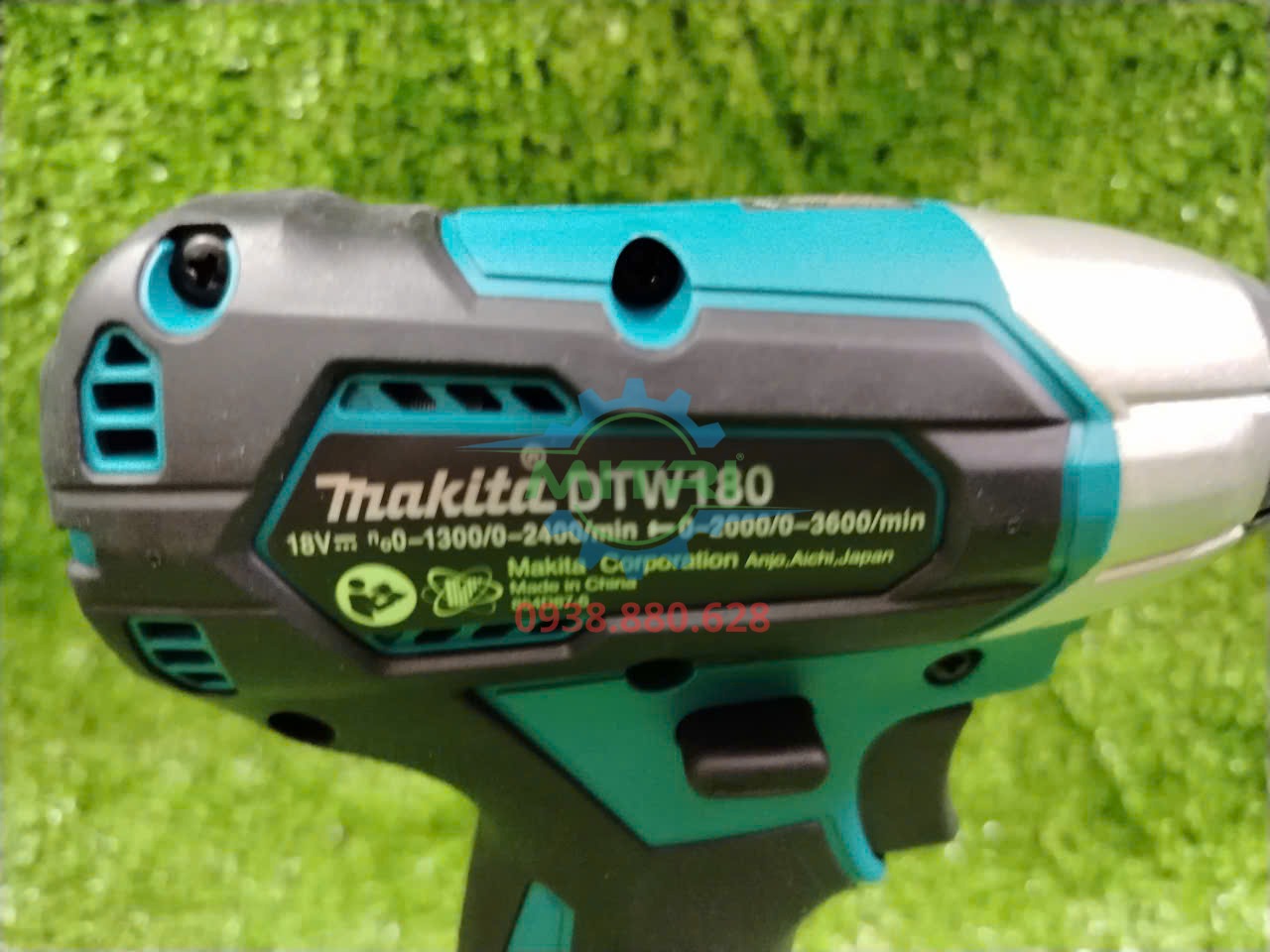 Tem model Makita DTW180 trên thân máy siết bu lông