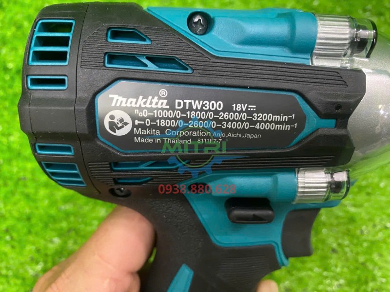 Tem thông số máy siết bu lông Makita DTW300Z chính hãng