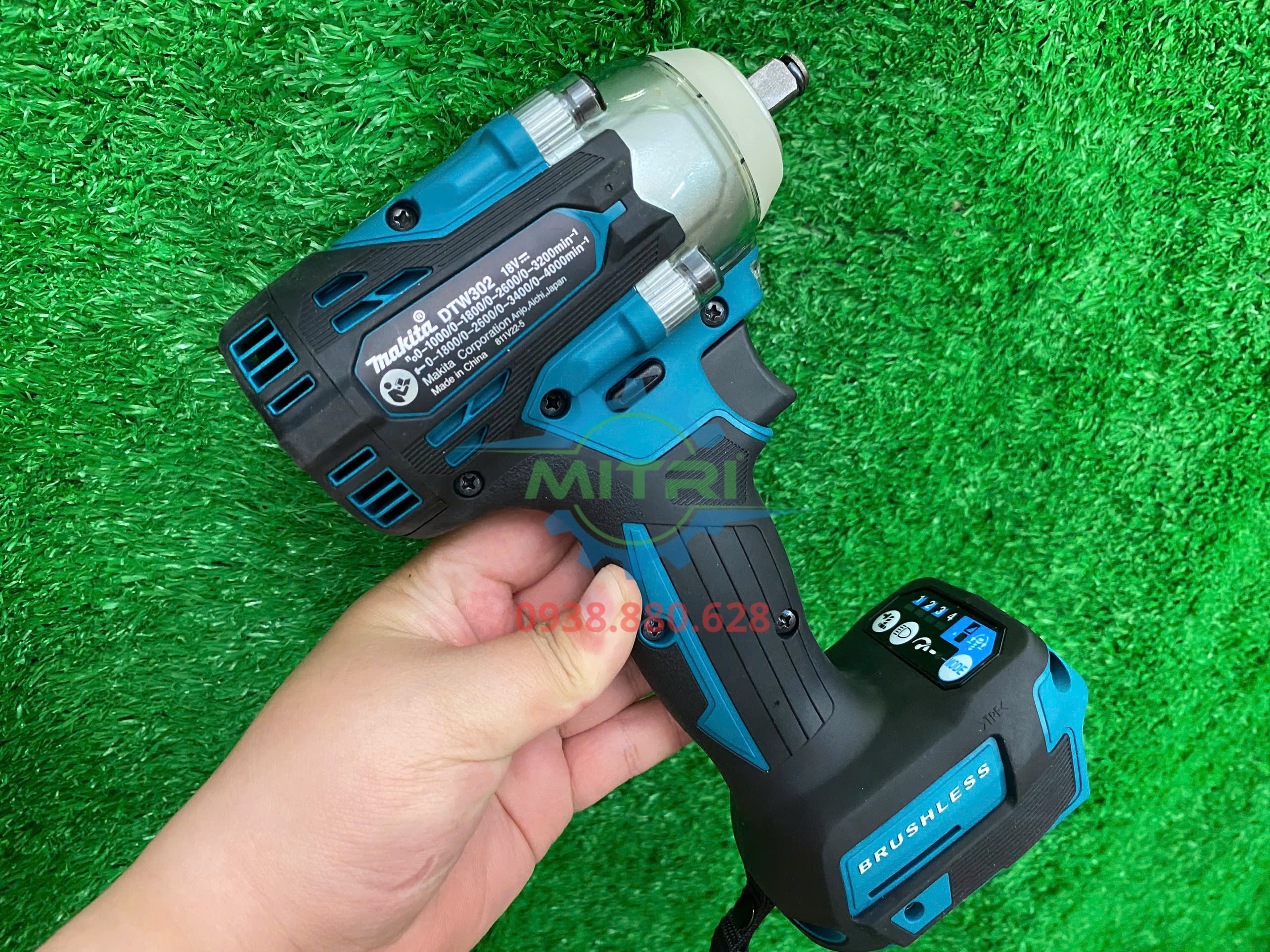 Tem thông số Makita DTW302RTJ trên thân máy