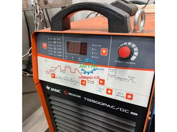 Kỹ thuật viên test thử chức năng hàn xung AC/DC tạo vảy mịn trên máy Jasic E312