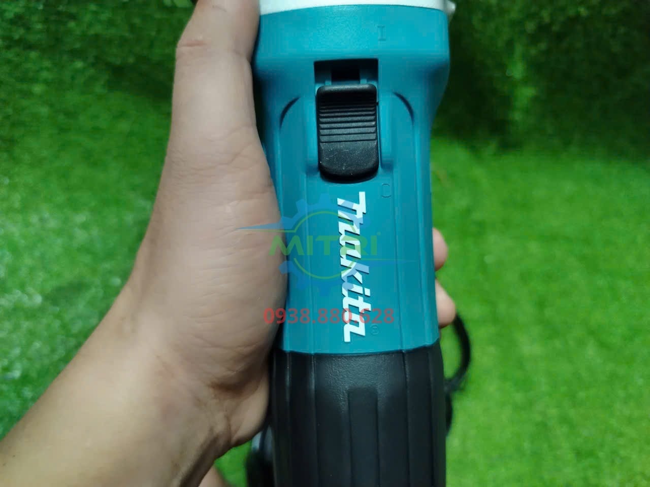 Thân trước máy mài góc Makita GA4030 có công tắc trượt