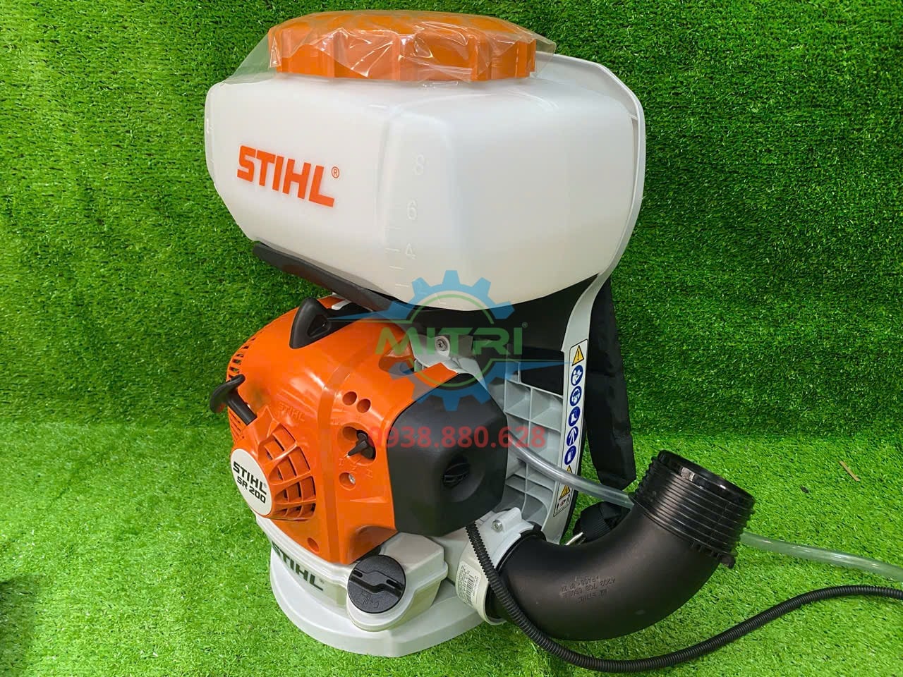 Thiết bị phun sương STIHL SR200 với bình chứa động cơ và ống phun