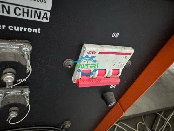 Thợ hàn kiểm tra tia hồ quang êm và ổn định của Jasic TIG500P E312 tại xưởng