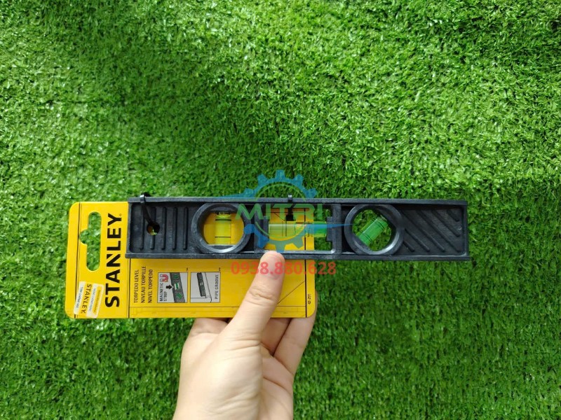 Mặt trước thước thủy STANLEY 42-291 thể hiện ba ống thủy trên thân torpedo