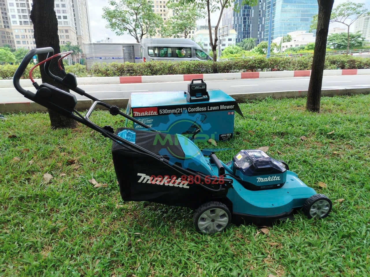 Tổng thể máy cắt cỏ pin Makita LM002GZ kèm hộp và sạc