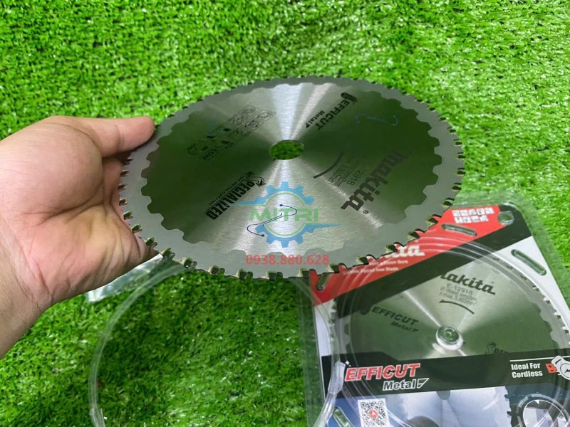 Trên tay lưỡi cưa hợp kim Makita E-12918 EFFICUT dùng cắt kim loại