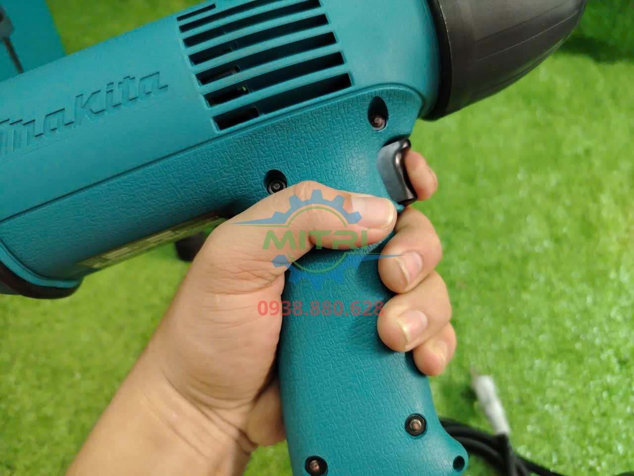 Trọng lượng thực tế Makita 6905H khoảng 2,3kg khi kiểm tra trước giao