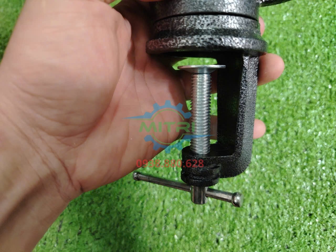 Trục siết đế kẹp bàn của ê tô Century SD-E-70 dùng cố định trên bàn thao tác