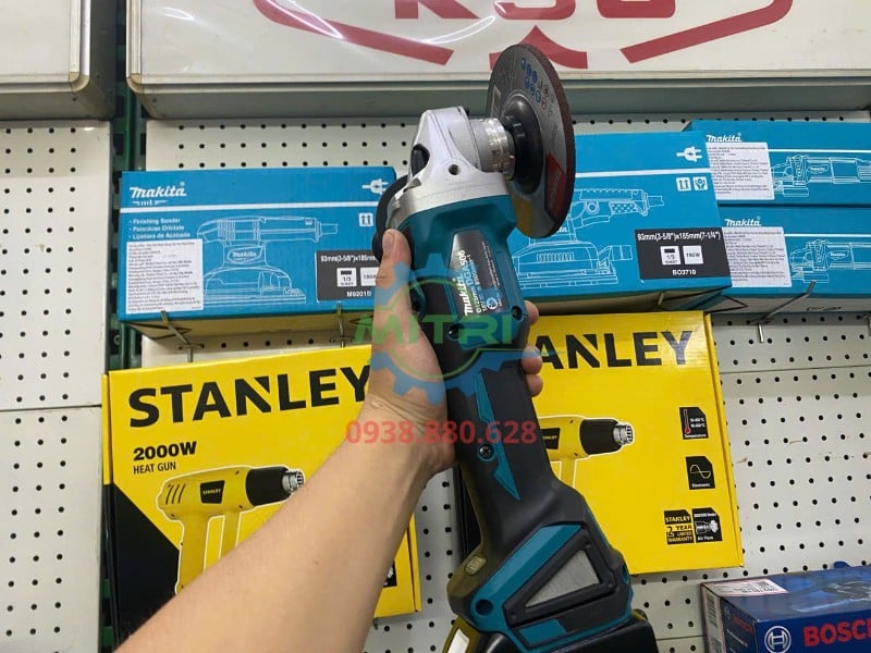 Tư vấn Makita DGA506Z tại Minh Triết trước khi giao khách Tư vấn Makita DGA506Z tại Minh Triết trước khi giao khách