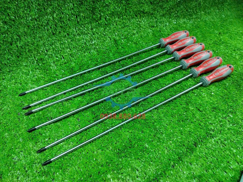 Sáu tua vít Kingtony 14210216 cùng model chụp ở góc chéo thực tế