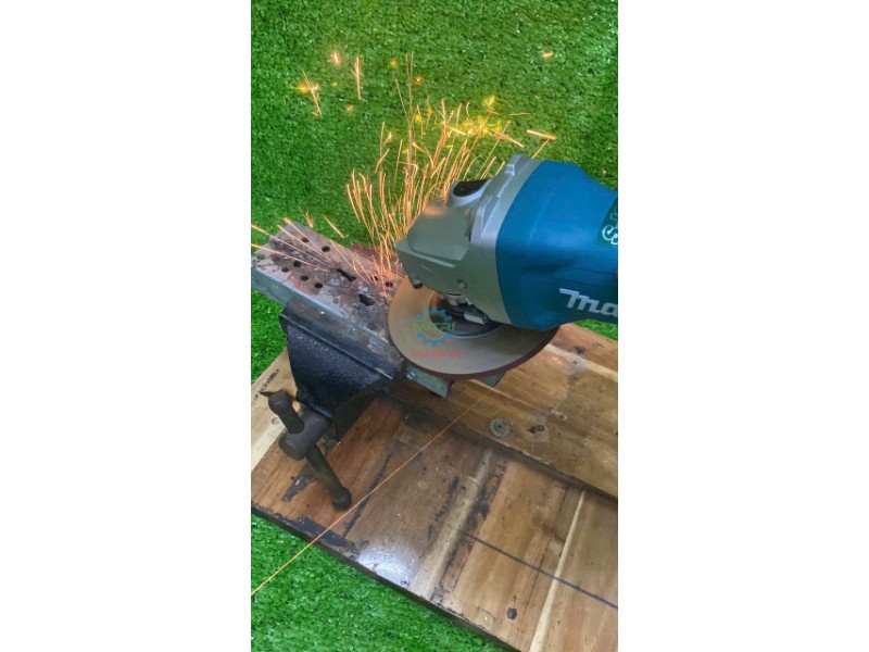 Ứng dụng Makita GA5095X01 trong xưởng cơ khí Ứng dụng máy mài góc Makita GA5095X01 trong xưởng cơ khí
